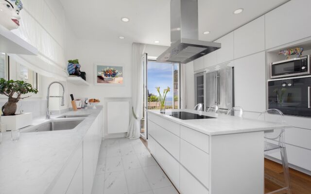 Luxury home with sea-view