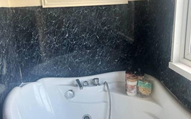 Bridie Rose - hot tub Extra Charge Exotic Animals