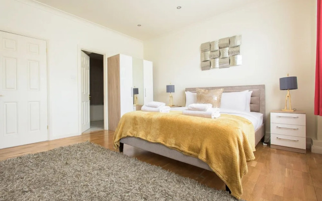 Platinum Apartment Mornington Crescent 9986