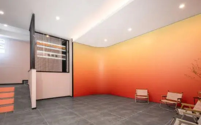 Banana FUN Hotel (Shenzhen Futian Fubao Subway Station)