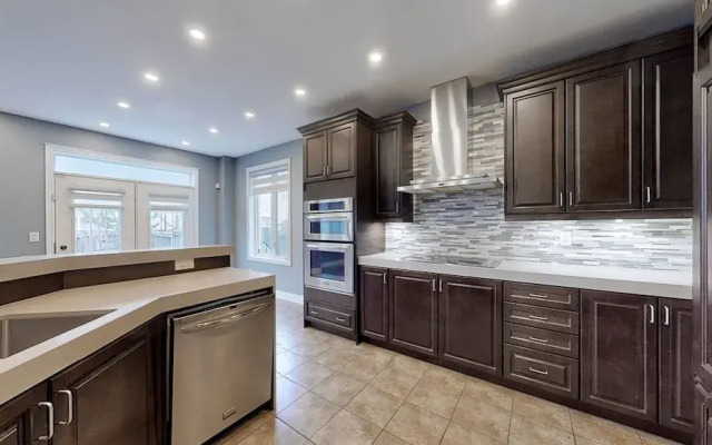 Luxury Retreat Modern Spacious 4 Bedroom Home