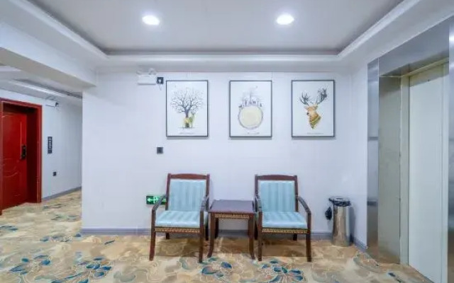 Jincheng Holiday Hotel (Burqin Hedi night market)