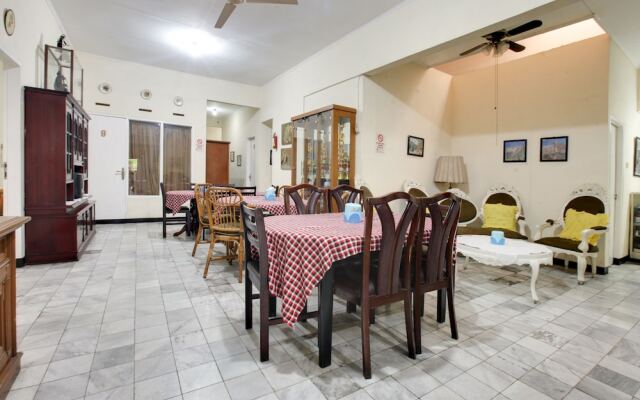 Bogor Guest House by Literooms