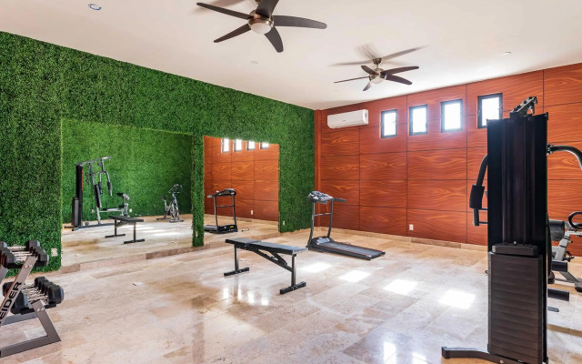 Ultra Luxury Condo, Rooftop Pool and HIGH SECURITY, Viva Residence