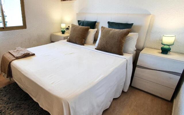 Skol 427 Spacious 1 Bedroom Apartment with Sea Views