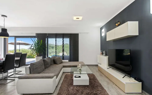 Modern Villa With Pool, Covered Terrace and sea View
