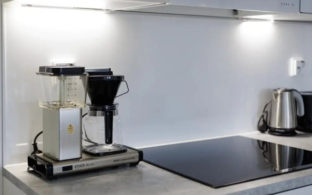 Spacious 2BR Apt - Lake View & Sauna