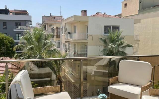 Central Apartment Near Sea With Balcony in Karsiyaka Zmir