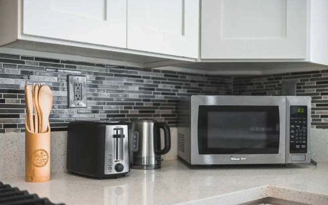 Stylish Home w Full Kitchen Garage Backyard