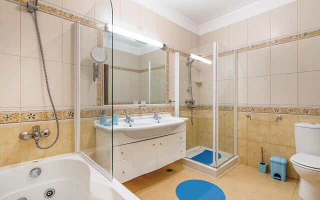 Beautiful Home in Lagoa With Wifi and 2 Bedrooms