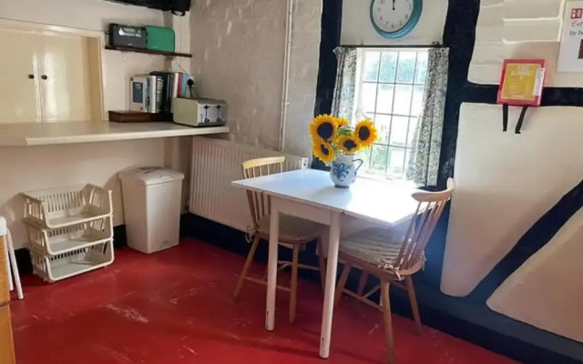 Cottage-fireplace-garden-petsok-3br-parking