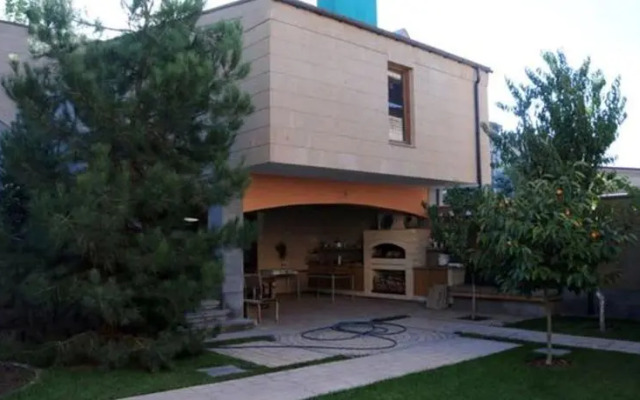 Villa Hyusisayin Charagayt