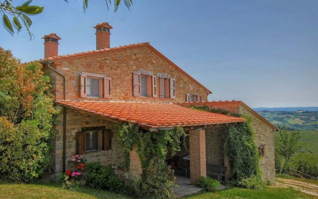 A Quaint Farmhouse in Paciano with Swimming Pool