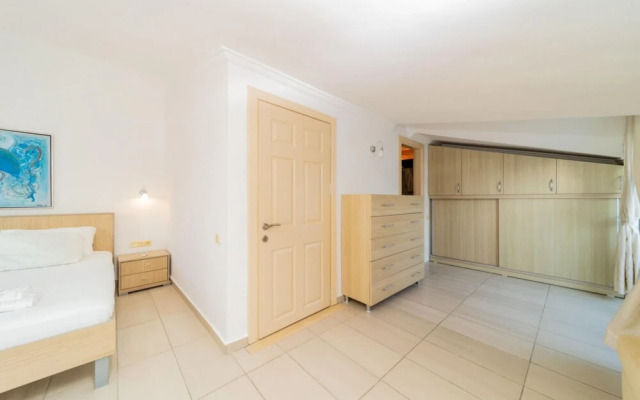 Central Villa With Garden and Pool in Kemer