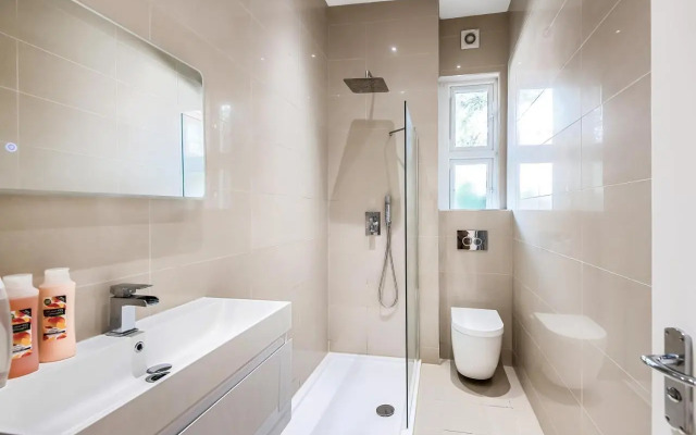 Modern and light 2 bed flat in SW2