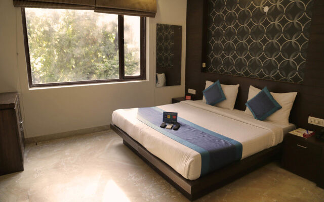 FabHotel Karol Bagh Main Market