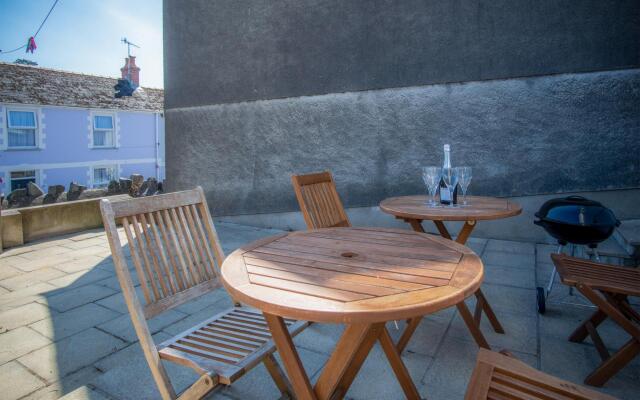 Ivy Cellar - 2 Bedroom Apartment - Tenby