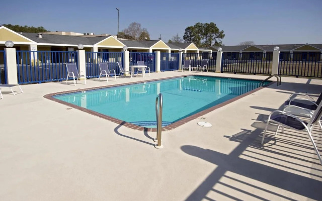 Hilcrest Inn & Suites