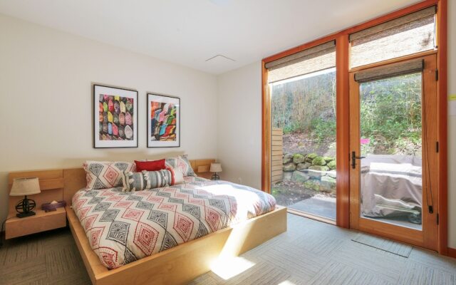 ALOFT Airy Design Townhouse with Columbia River View by RedAwning