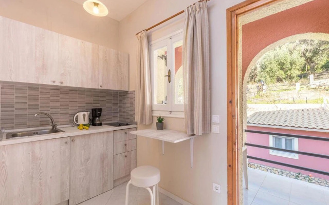 Pelekas Beach, Studio Apartments With a Pool