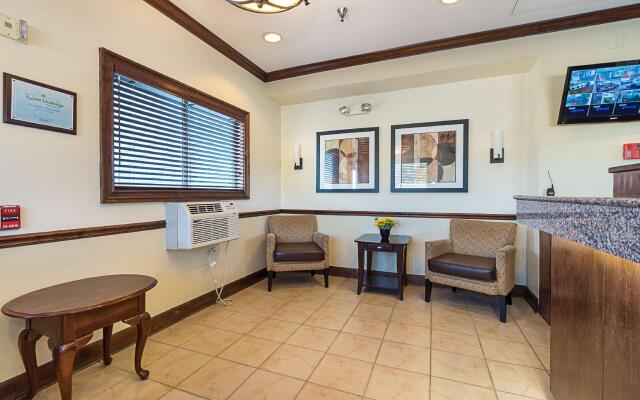 HomeTowne Studios By Red Roof Gainesville, GA