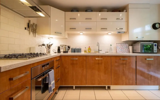 Host Stay Kingscote Townhouse