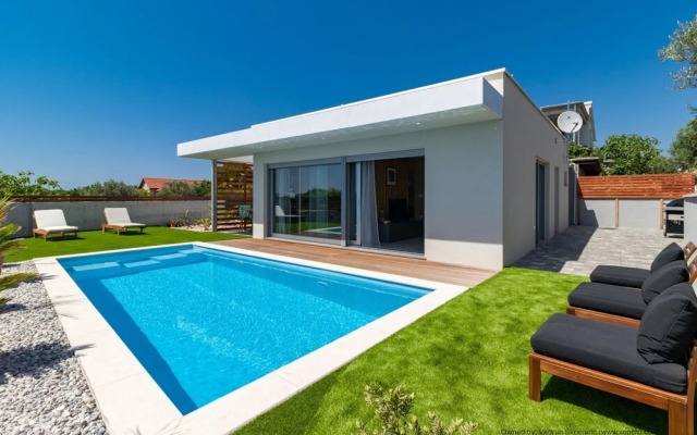 Villa for two Person With Pool in Peroj