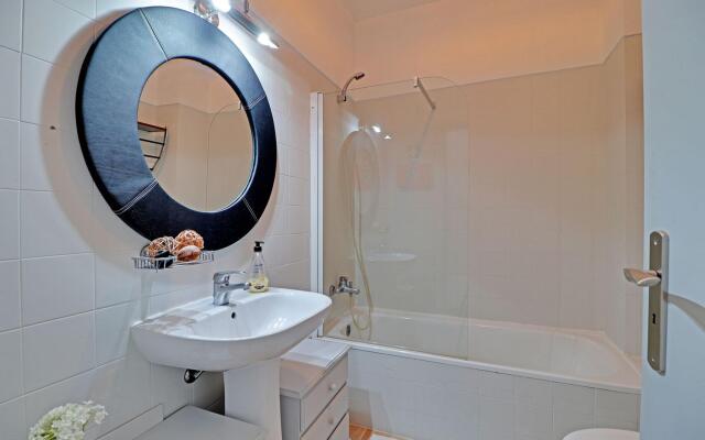 Faro Airport Flat 1 by Homing