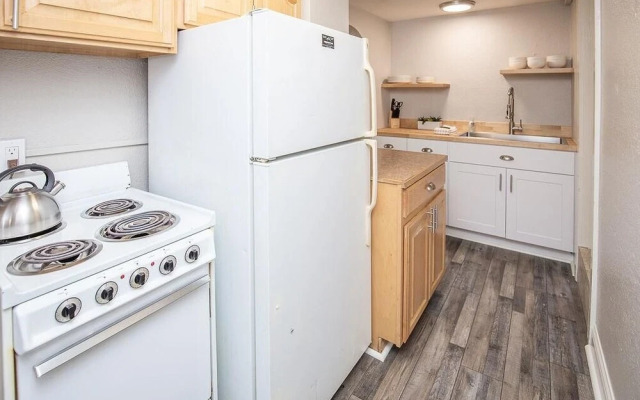 Cozy Retreat | Walk to UNC | FREE Cruiser Bikes