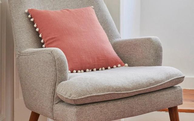 Sunny Pink Street Historical Apt, By TimeCooler