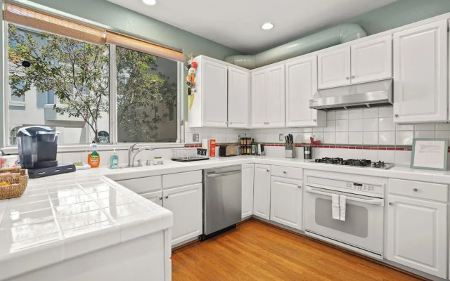 Beautiful 2BR in Silver Terrace