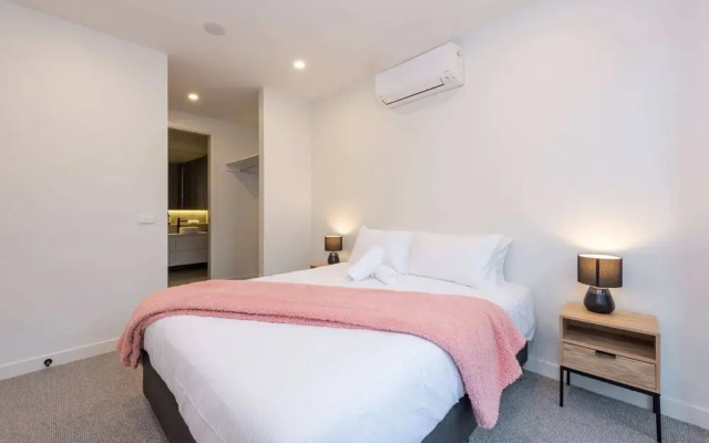 Luxe 3 Bedroom Apartment With Parking