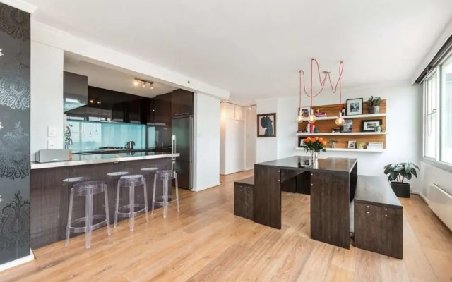 St Kilda Penthouse with Panaromic Bay and City View