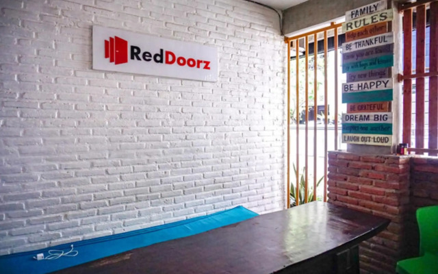 RedDoorz near Lippo Mall 2