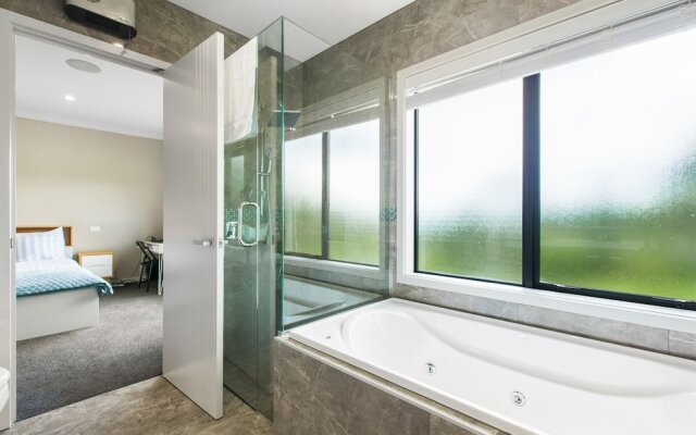 Luxe Whitford Mansion - Pool & Tennis Court