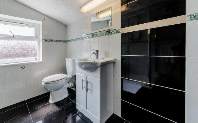 Stylish 3-bed House With Free Parking & Wifi