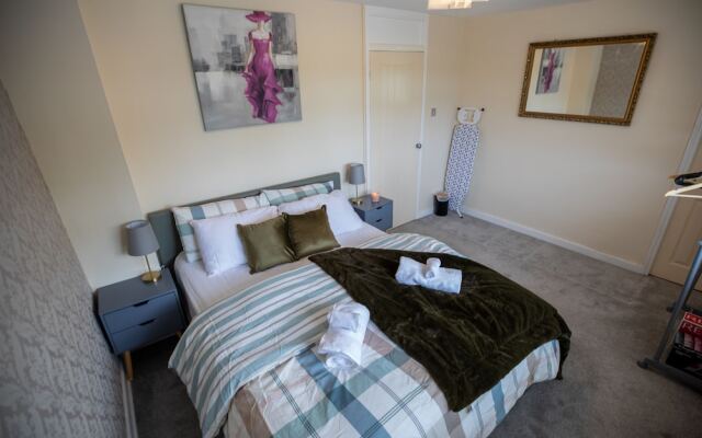 5star Serviced Homes- Free Wifi & Parking, Office