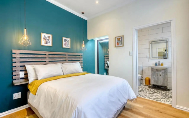 Hampton Collection - Stylish 3 Sleeper Apartment with Pool