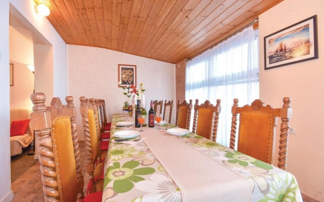 Nice Home in Slatine with Hot Tub, WiFi & 6 Bedrooms