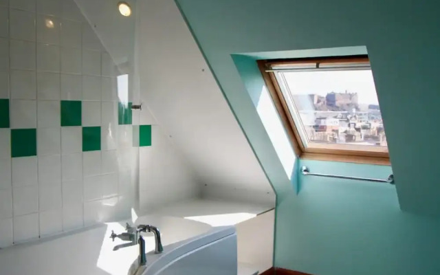 Homely 3 Bedroom Flat With Castle Views