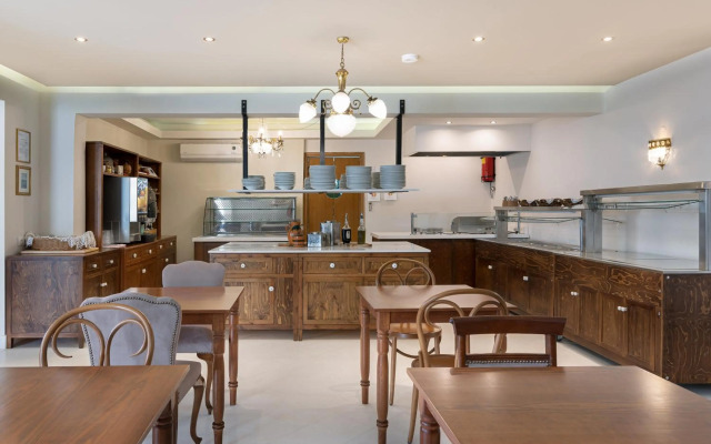 Nami Hotel & Suites