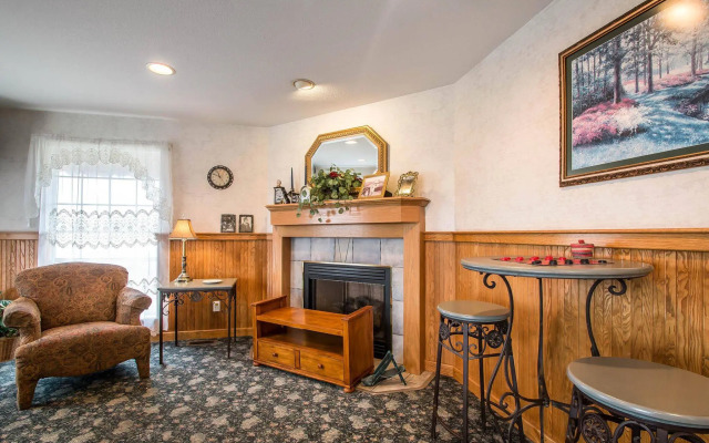 Econo Lodge Inn & Suites Lake Of The Ozarks