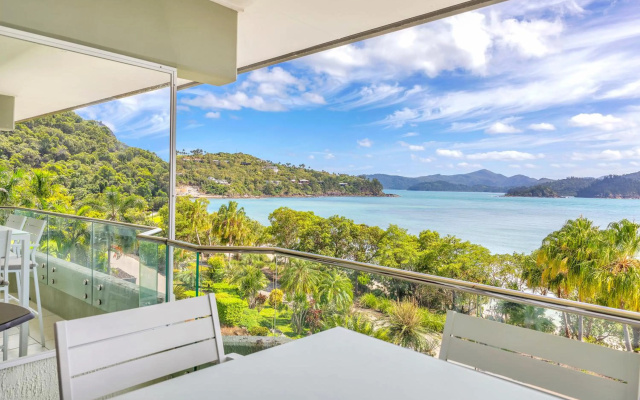 Lagoon Beachfront Lodge 206 on Hamilton Island by HamoRent – Balcony – Hamilton Island