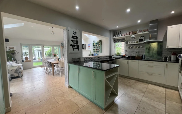 London Charm on Connaught Avenue