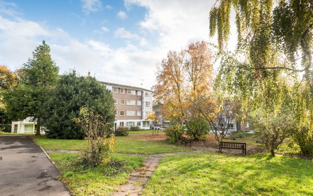Top-Floor Bright & Sunny 3-Bedroom Flat (sleeps 4)