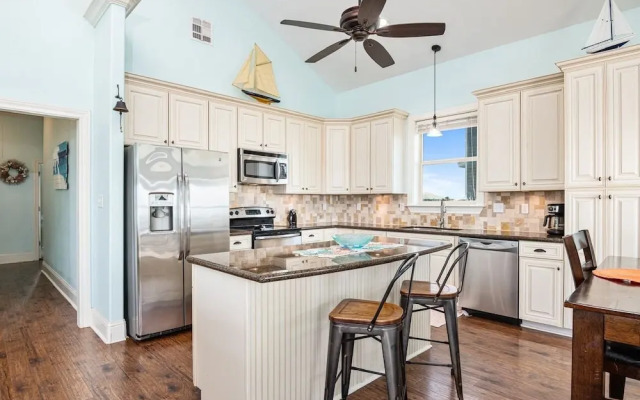 Keepin' It Reel 3 Bedroom Home by RedAwning