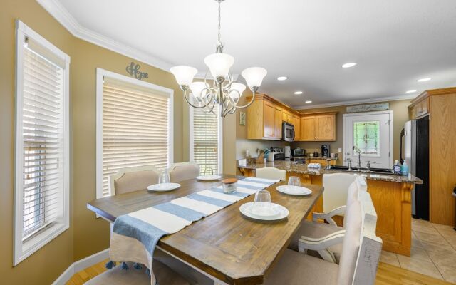 Bradley Bungalow Sleeps 11 Sevierville