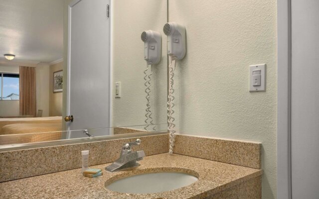 Travelodge by Wyndham Lemoore Near Naval Air Station