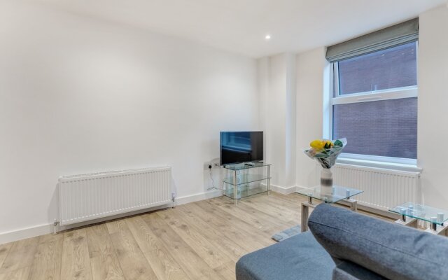 Central 1-bed Apartment in Slough Sleeps 3!