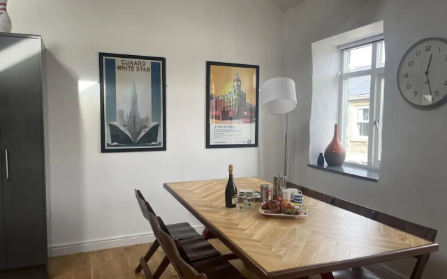 Stylish Tasteful 2bed 2bath Central Townhouse